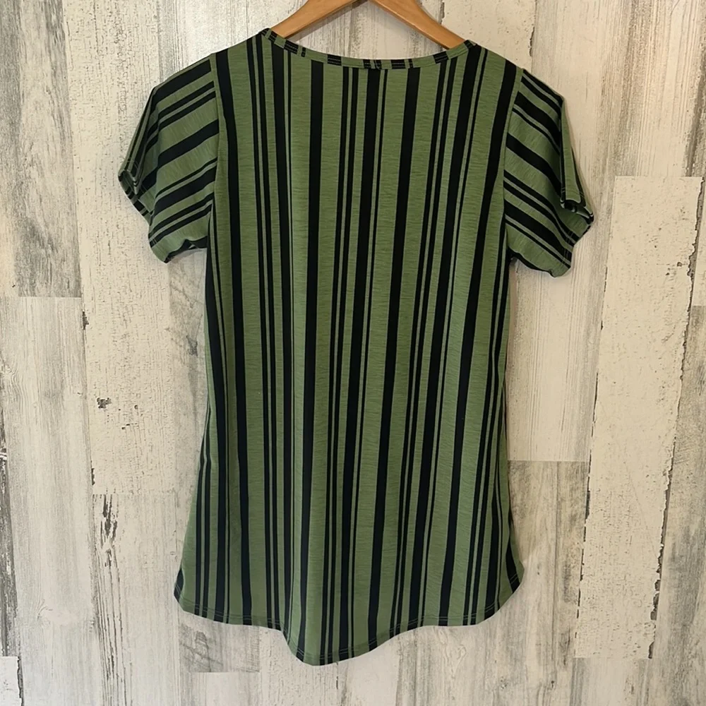 A2- Size small - Tee - LULAROE